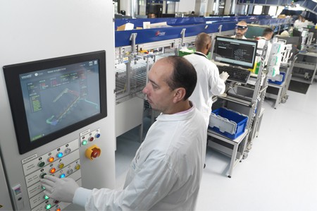科文斯中心实验室的科学家在电脑前的测试工作。