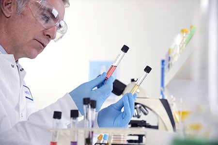 Neurotoxicity Study Services at Covance 图为一个装满用于神经毒性研究的液体的烧杯。