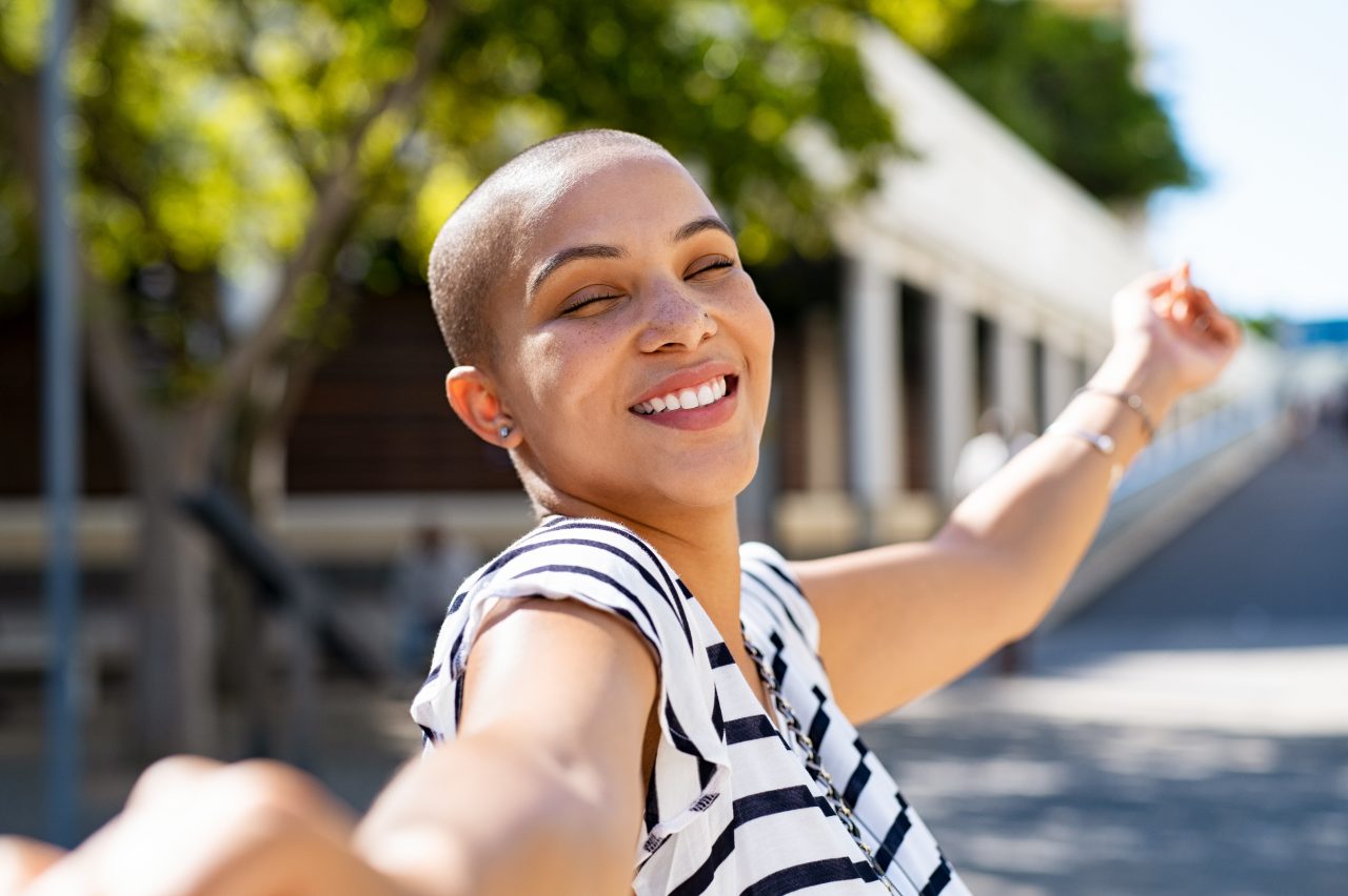 快乐的年轻秃头女人|免疫肿瘤精密处理|CRO.
