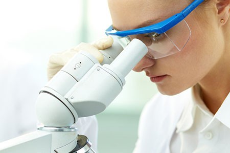 在体内由科文斯研究助理体内药理学项目中使用显微镜的工作测试。