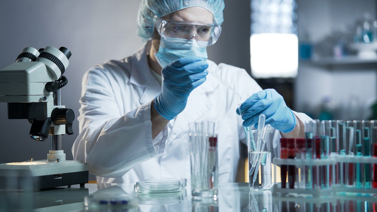 实验室工作人员测量低过敏性化妆品的精确配方