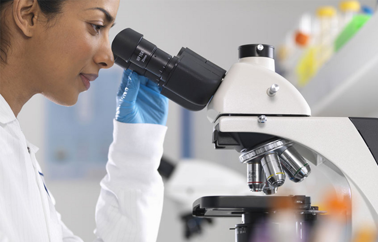 科文斯科学家在实验室中的照片